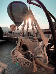 Oaspeți care stau la Milat Cave Hotel