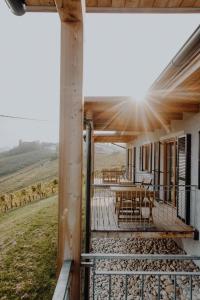 Aussicht von der Veranda eines Hauses mit einem Tisch und Stühlen in der Unterkunft Winzerhaus am Gamlitzberg in Gamlitz