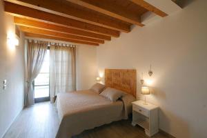 a bedroom with a bed and a large window at Agriturismo Il Pelago in Castagneto Carducci