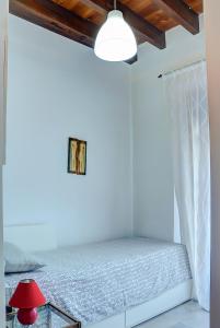 Cama o camas de una habitación en Balconies to the Orange Tree Square