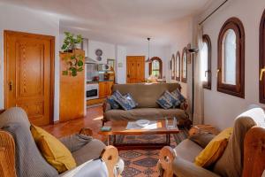 salon z dwiema kanapami i stołem w obiekcie Casa Almona SpainSunRentals 1131 w mieście Frigiliana