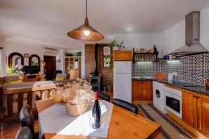 kuchnia ze stołem i butelką wina w obiekcie Casa Almona SpainSunRentals 1131 w mieście Frigiliana +13 zdjęć