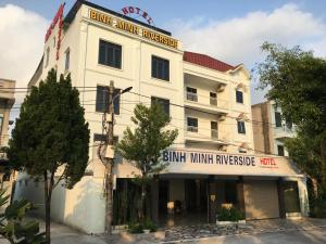 Bình Minh Riverside Hotel في Thái Bình: مبنى ابيض عليه لافته على الواجهه