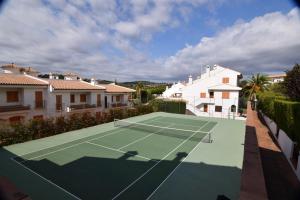 Tenis alebo squash v ubytovaní Voramar CostaBravaSi alebo jeho okolí