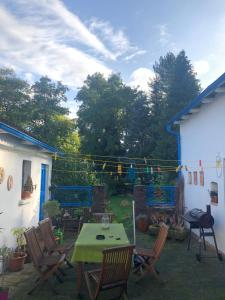 d'une terrasse avec une table et des chaises dans la cour. dans l'établissement Apartment Hope Inn, à Groß-Zimmern