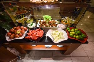 فندق يول از هوليدي طرابزون في طرابزون: طاولة مليئة بمختلف أنواع الفواكه والخضار
