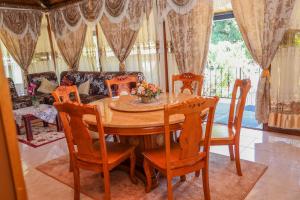 uma sala de jantar com uma mesa de madeira e cadeiras em Résidence An&Sy - Loft à Surinam em Surinam