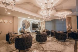 TV a/nebo společenská místnost v ubytování Edrin Gözde Hotel