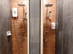 bagno con doccia in un muro di mattoni di GN Capsule Hostel Patong a Patong Beach Altre 24 foto
