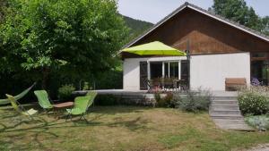セヴリエにあるAngel Services - La Plancheの庭に緑の傘と椅子を持つ家