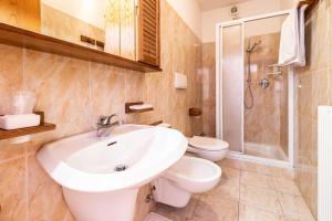 Łazienka w obiekcie Albergo Bucaneve