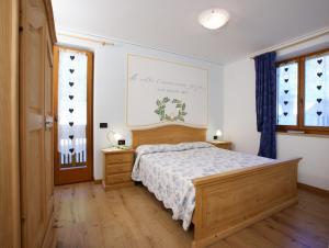 Ένα ή περισσότερα κρεβάτια σε δωμάτιο στο Villa Gardenia Molveno +41 φωτογραφίες