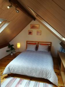 A bed or beds in a room at Apparts Chez Odak