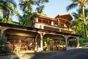 uma casa ao lado de uma estrada com palmeiras em Fatumaru Lodge em Port Vila