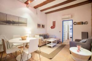 ein Wohnzimmer mit einem Tisch und einem Sofa in der Unterkunft Apartamento Horno in Valencia