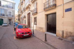 バレンシアにあるApartamento Hornoの路脇に停められた赤い車