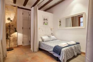 een kleine slaapkamer met een bed en een raam bij Apartamento Horno in Valencia