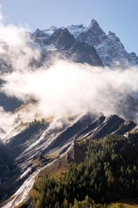 una montaña cubierta de nubes con una montaña en Lautaret Lodge & Spa en Le Monêtier-les-Bains