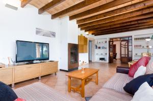 a living room with a tv and a couch at Sa Resclosa in Sa Pobla