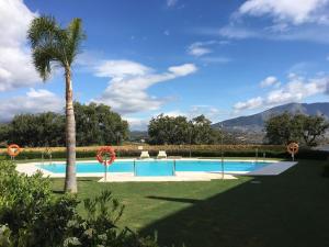 Bazén v ubytovaní Maison Élégante au Cœur du Golf de la Cala alebo v jeho blízkosti
