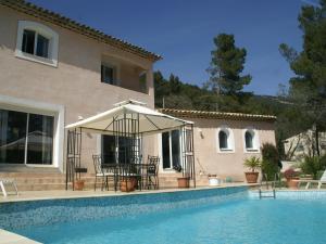 ClaviersにあるSpacious villa with private poolのスイミングプール付き家、傘付き家