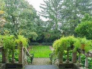 einen Garten mit einem hölzernen Torbogen und einem Hof in der Unterkunft Belvilla by OYO La Villetta in Stagno Lombardo