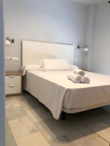 A bed or beds in a room at Paraiso Pedregalejo