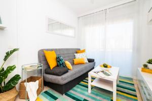 A seating area at Green Cactus cosy Loft, Wifi & Gym