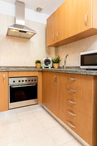 A kitchen or kitchenette at Green Cactus cosy Loft, Wifi & Gym
