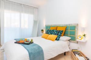 een slaapkamer met een groot bed met een fruitschaal erop bij Green Cactus cosy Loft, Wifi & Gym in Santa Cruz de Tenerife