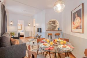 ein Wohnzimmer mit einem Tisch mit Essen drauf in der Unterkunft Sweet Inn - Comte Urgell in Barcelona