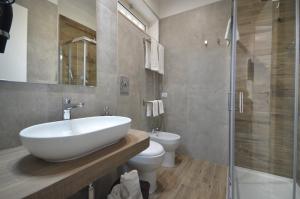 une salle de bains avec lavabo, toilettes et douche dans l'établissement Napoliseason Rooms & Breakfast, à Naples 60 autres photos