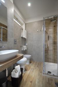 une salle de bains avec lavabo, toilettes et douche dans l'établissement Napoliseason Rooms & Breakfast, à Naples