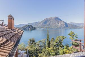 widok na zbiornik wodny z górami w obiekcie La Maison du Lac w mieście Varenna
