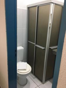 La salle de bains est pourvue de toilettes et d'une cabine de douche. dans l'établissement Pousada e Restaurante Stella Maris, à São José da Coroa Grande