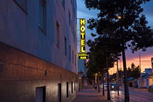 un panneau d'hôtel sur un bâtiment dans une rue de la ville dans l'établissement Hotel Sierra Mar, à La Unión