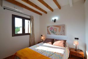 sypialnia z łóżkiem i oknem w obiekcie 081 Finca Els Tarongers ETV5766 by Mallorca Charme w mieście Muro +30 zdjęć