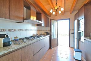 kuchnia z drewnianymi szafkami i piekarnikiem w obiekcie 081 Finca Els Tarongers ETV5766 by Mallorca Charme w mieście Muro