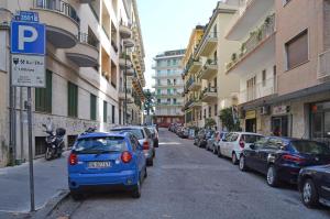 une voiture bleue garée sur le côté d'une rue dans l'établissement Napoliseason Rooms & Breakfast, à Naples
