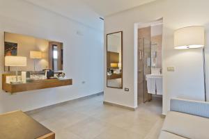 un salon avec un canapé et un miroir dans l'établissement Alimounda Mare Hotel, à Karpathos
