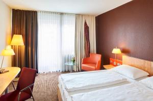 Ein Bett oder Betten in einem Zimmer der Unterkunft Mercure Residenz Frankfurt Messe