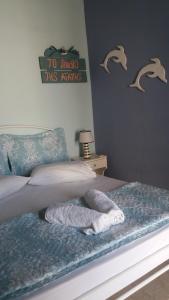 um quarto com uma cama com toalhas em Korina's Rooms em Pollonia