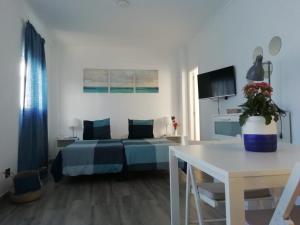 1 dormitorio con 1 cama y 1 mesa en una habitación en Vista Canteras, en Las Palmas de Gran Canaria