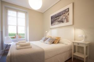 A bed or beds in a room at Santa Clara by Oldtown Apartments