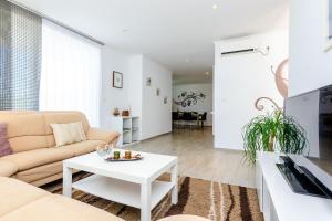 uma sala de estar com um sofá e uma mesa em Villa Oasis Cypress em Čilipi