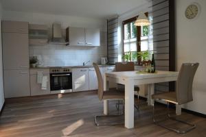 Kuchyň nebo kuchyňský kout v ubytování Ferienwohnung Schmidt, 95131