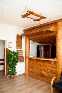 Habitación con puerta de madera y planta en Hotel Bida z Nędzą, en Ożarów Mazowiecki