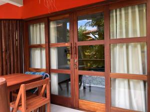 Sina Residencial في مورو دي ساو باولو: باب زجاجي منزلق في غرفة مع طاولة