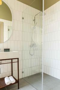 un bagno con doccia e lavandino di Ruby a Tel Aviv Altre 21 foto