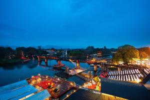 River Kwai View Hotel - SHA Extra Plus Certified في مدينة كانشانابوري: اطلاله على نهر في الليل